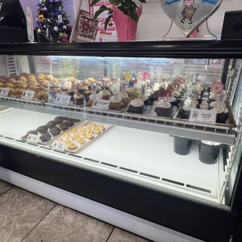 Leonard's Bakery - Pastry Case - Bakeries Near Me - Honolulu, Hawaii Leonard's Bakery - Pastry Case - Bakeries Near Me - Honolulu, Hawaii
