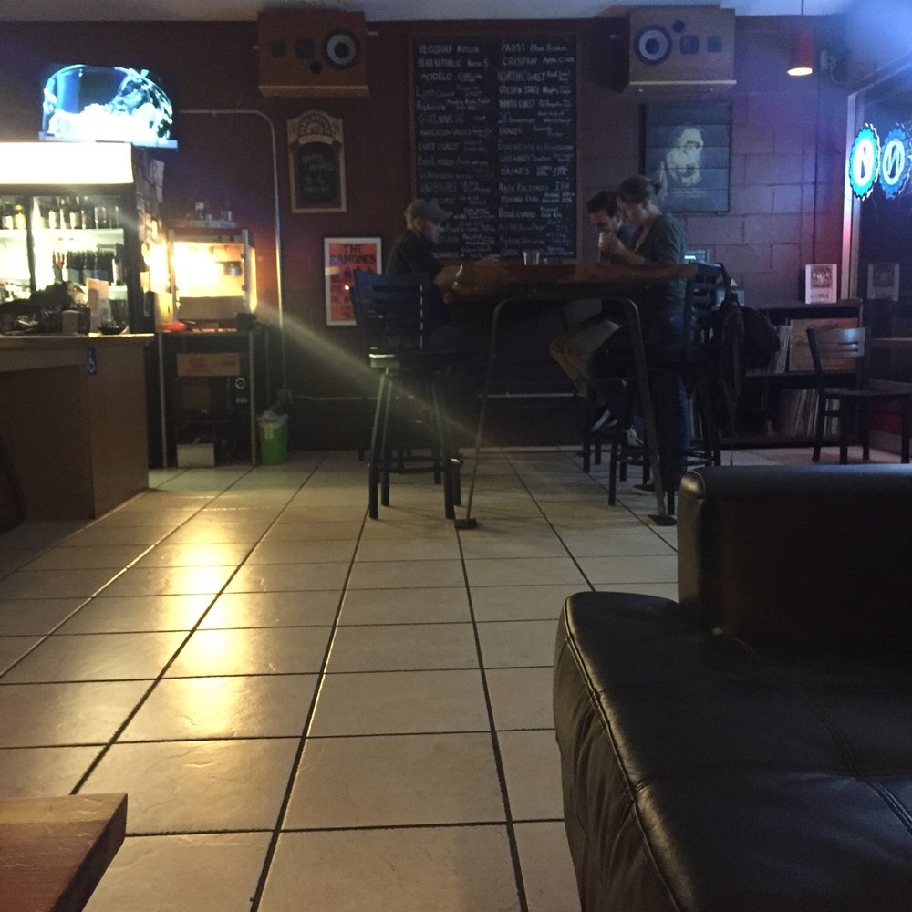 Olde Sonoma Public House - Nice leather seating, listed beers on tap in two locations - Pubs Near Me - Sonoma, California