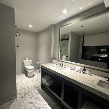 Pendry Chicago - Spacious bathroom - Pendry Chicago - Hotels Near Me - Chicago, Illinois