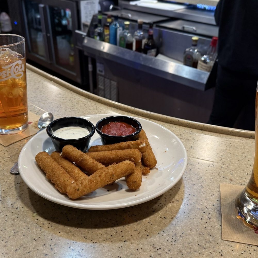 Applebee's Grill + Bar - Mozzarella sticks and drinks - American Near Me - Albany, Oregon