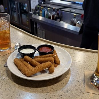 Applebee's Grill + Bar - Mozzarella sticks and drinks - American Near Me - Albany, Oregon