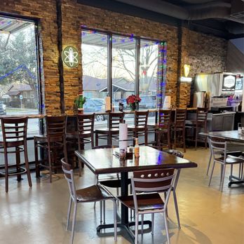 King's Pizza and Draft - tables and chairs - Pizza Near Me - Richardson, Texas