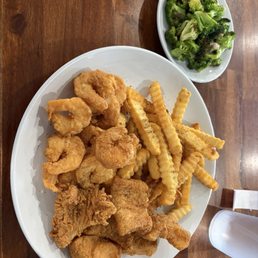 Fried fish and shrimp, Cajun fries, broccoli. Yummy!