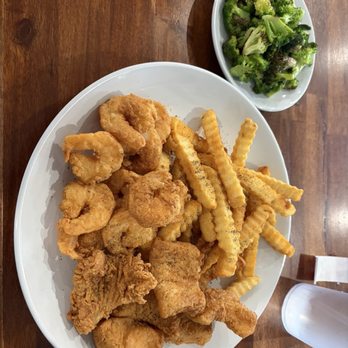 Flat Top Grill - Fried fish and shrimp, Cajun fries, broccoli. Yummy! - Seafood Near Me - Pooler, Georgia