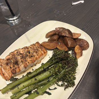 Arbuckle’s Bar & Grill - Salmon and veggies - American Near Me - Virginia Beach, Virginia