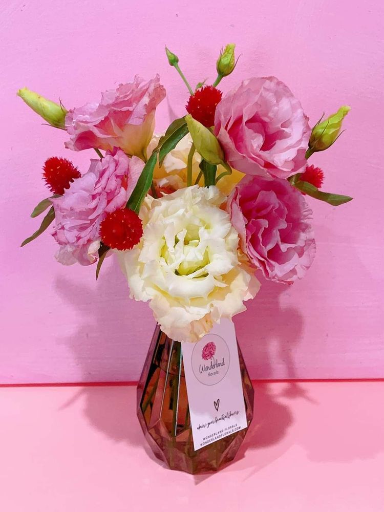 Wonderland Florals Logo