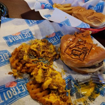 Detroit Burger Bar - Chill cheese fries are the bomb - Bars Near Me - Auburn Hills, Michigan