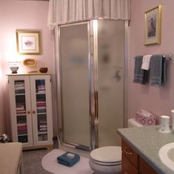Lark Landing B&B - Spacious bathroom with all amenities.