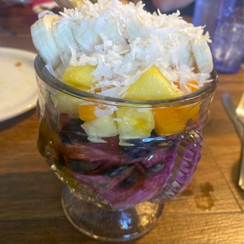 Slappy Cakes - Dragonfruit bowl - Breakfast & Brunch Near Me - Lahaina, Hawaii