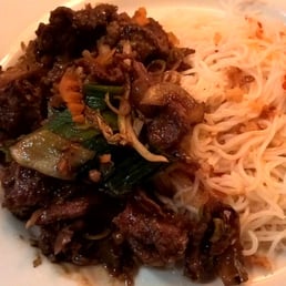 Sapa - Geschnetzeltes Rinderfleisch, gegrillt mit Zitronengras und Barbecue-Sauce und Reisnudeln. - ribs, bbq ribs, food - Vietnamese Near Me - Offenbach, HE