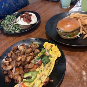 Toast  Downey - Veggie omelette, Perfect Avocado, and Cheese burger - Breakfast & Brunch Near Me - Downey, California