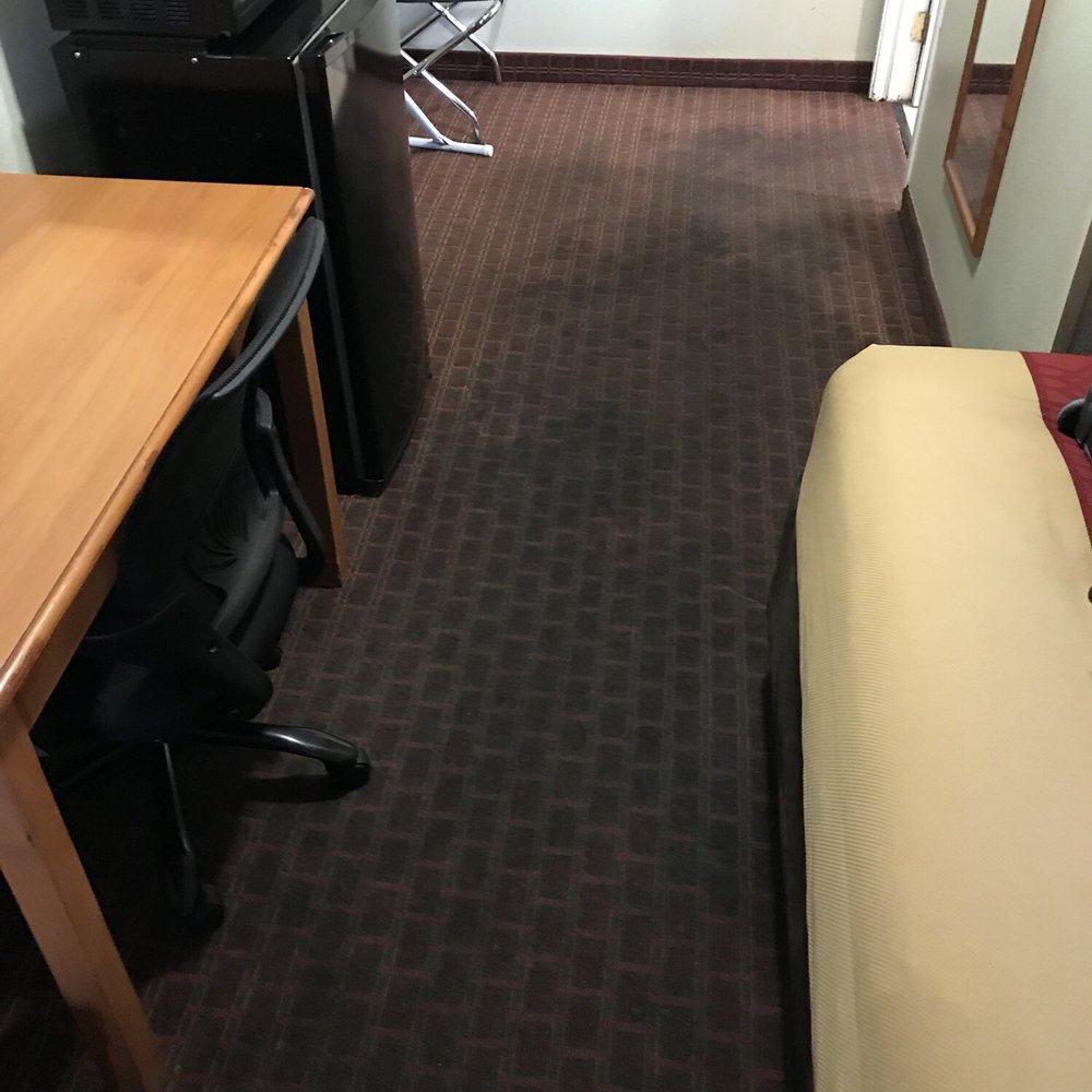 Econo Lodge - Supposed to be red carpet - Hotels Near Me - Tracy, California