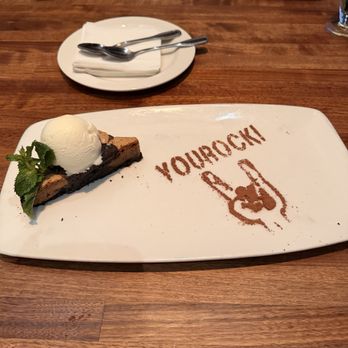 Yard House - Oreo Brookie - Bars Near Me - Glenview, Illinois