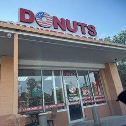 Yankee Doodle Donuts - Outside