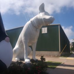 Art the Giant Dog Statue