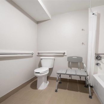Days Inn by Wyndham Murphy - Guest room bath (accessible) - Hotels Near Me - Murphy, North Carolina