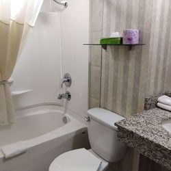 Clarion Hotel & Conference Centre - Guest room bath