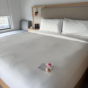 Arlo Wynwood - King size bed- clean and comfy - Hotels Near Me - Miami, Florida Arlo Wynwood - King size bed- clean and comfy - Hotels Near Me - Miami, Florida