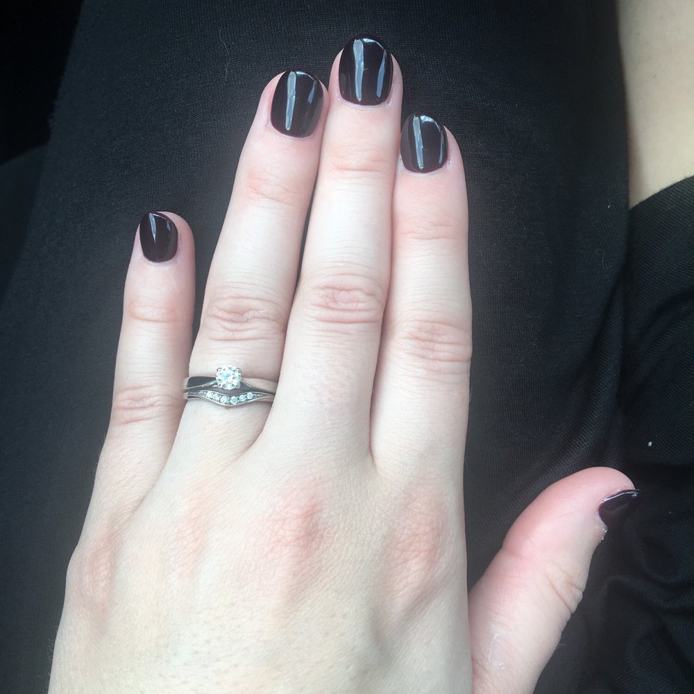 Round dark nails Round dark nails