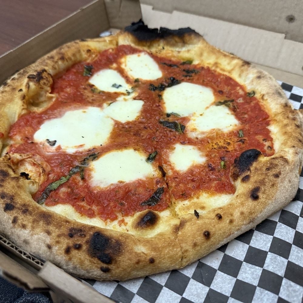 Brama - Margarita Pizza - Italian Near Me - Montreal, Quebec