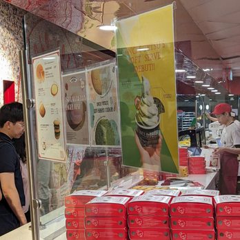 Uncle Tetsu's Japanese Cheesecake - Waiting in line - Desserts Near Me - Toronto, Ontario Uncle Tetsu's Japanese Cheesecake - Waiting in line - Desserts Near Me - Toronto, Ontario