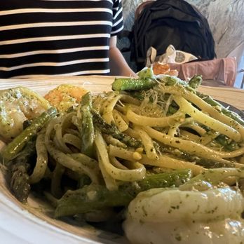 Amedeo - Pesto shrimp linguine w/ asparagus - Pizza Near Me - Las Vegas, Nevada Amedeo - Pesto shrimp linguine w/ asparagus - Pizza Near Me - Las Vegas, Nevada