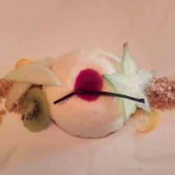 La Maison des Halles - Cheesecake au saint nectaire ! Coulis de framboise et fruit frais. Très bonne surprise