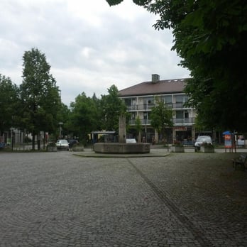 Pfanzeltplatz - Sicht auf Friseur, Hotel und italienisches Restaurant am Pfanzeltplatz - Public Plazas Near Me - Munich, BY