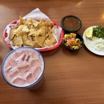 Cali-Spartan Mexican Kitchen - Chips and salsa & strawberry horchata - Mexican Near Me - San Jose, California Cali-Spartan Mexican Kitchen - Chips and salsa & strawberry horchata - Mexican Near Me - San Jose, California