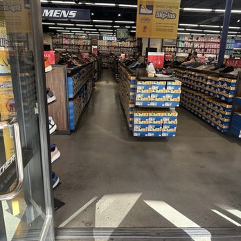 SKECHERS Factory Outlet - Shoe Stores Near Me - Cabazon, California