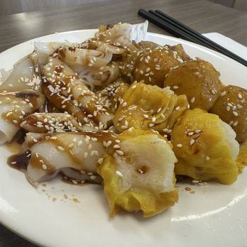 Yummy Cantonese Restaurant - Fish balls and other items in curry sauce - Chinese Near Me - Scarborough, Ontario Yummy Cantonese Restaurant - Fish balls and other items in curry sauce - Chinese Near Me - Scarborough, Ontario
