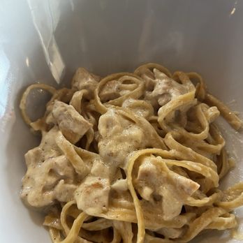 The Corner Pizza Bar - Fettuccine with chicken good portion - Italian Near Me - Orlando, Florida The Corner Pizza Bar - Fettuccine with chicken good portion - Italian Near Me - Orlando, Florida
