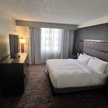 DoubleTree Suites by Hilton Austin Downtown Capitol - Bedroom - Hotels Near Me - Austin, Texas