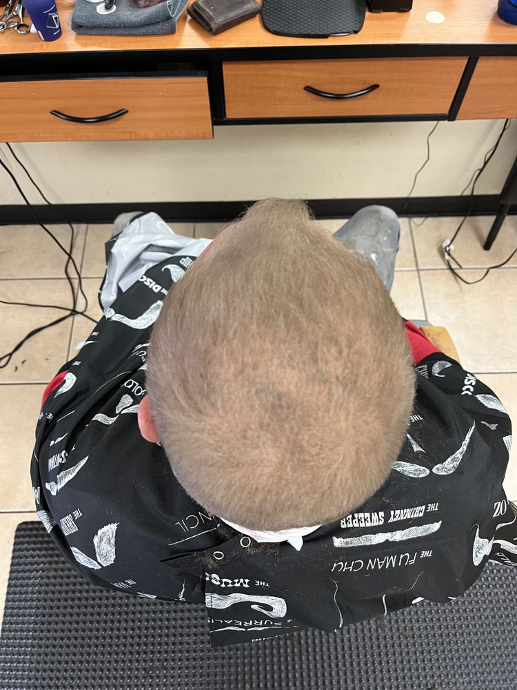 Tammy's haircuts for men Logo