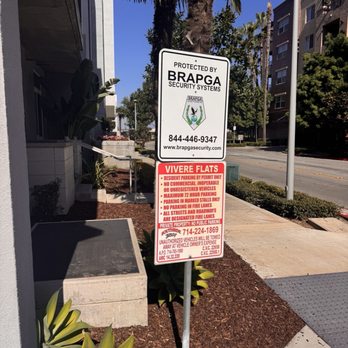 Vivere Flats - Luxury Apartments - Nothing on this sign says "1 hour parking, or car will automatically towed" - Apartments Near Me - Anaheim, California