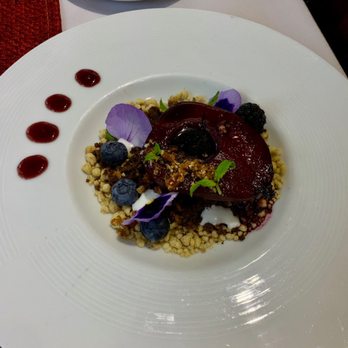 Mestizo - Pear in white wine with a cookie crumble and cheese sauce - Mexican Near Me - Guanajuato, GUA