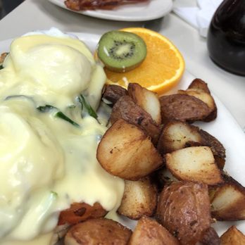 Half Day Cafe - Egg Eggs Benedict - Breakfast & Brunch Near Me - Kentfield, California