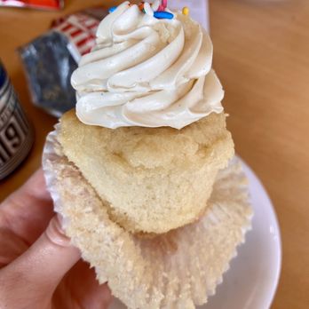 Kyra's Bake Shop - birthday cake cupcake - Bakeries Near Me - Lake Oswego, Oregon