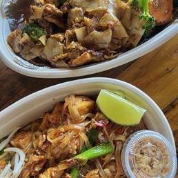 Pad See Ew (Sweet Soy Sauce Noodles), Pad Thai tofu Pad See Ew (Sweet Soy Sauce Noodles), Pad Thai tofu