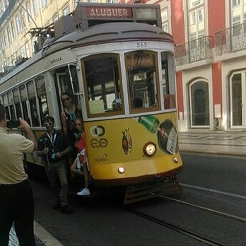 Trams in Lisbon - Die Bahn ist bereit zum Einstieg. - Public Transportation Near Me Trams in Lisbon - Die Bahn ist bereit zum Einstieg. - Public Transportation Near Me