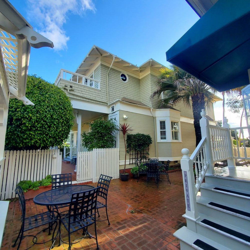 Cheshire Cat Inn - Bed & Breakfast Near Me - Santa Barbara, California