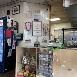Mamas In the Kitchen - Front area with reception and very eclectic decorations.