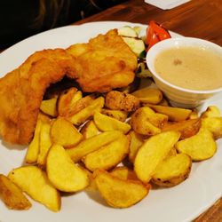 Restaurace U Tomáše - Jägerschnitzel mit Kartoffelspalten