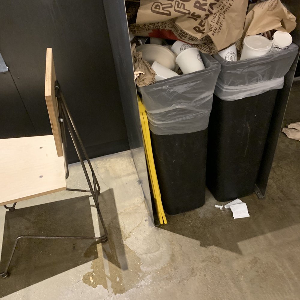 Chipotle Mexican Grill - They can't even empty the trash bins! - Mexican Near Me - Wadsworth, Ohio