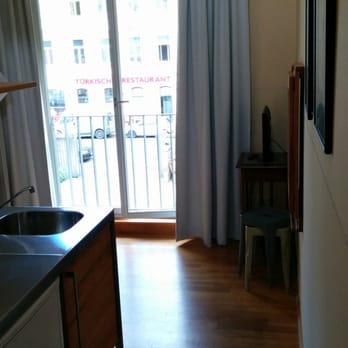 Alte Remise - Ein Sofa (links verdeckt), ein TV-Gerät mit hervorragendem Bild und ein klappbarer Esstisch vervollständigen das Bild - Bed & Breakfast Near Me - Dresden, SN