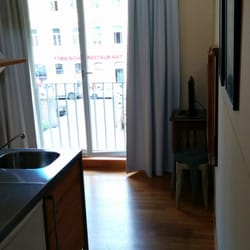 Alte Remise - Ein Sofa (links verdeckt), ein TV-Gerät mit hervorragendem Bild und ein klappbarer Esstisch vervollständigen das Bild