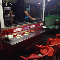Tortas del Carrito - Tienen sillas para sentarse a comer ahí.