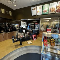 Krispy Kreme Doughnuts - Santa Maria - No customer services, I was standing here for several minutes without greeting