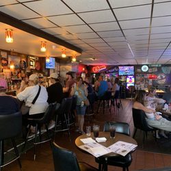 Poh's Corner Pub - Friday afternoon in a great bar!