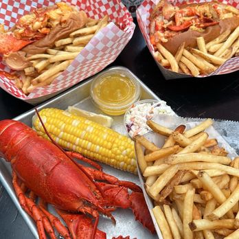 Yankee Lobster - Hot buttered lobster rolls, lobster dinner and Narragansett lager - Seafood Markets Near Me - Boston, Massachusetts